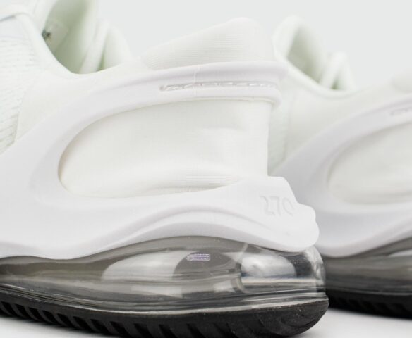 Nike Air Max 270 GO Triple White. Вид 6